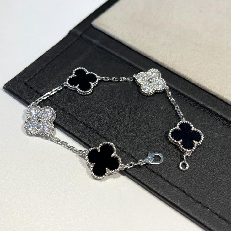 SILVER/BLACK LUCKY CLOVER