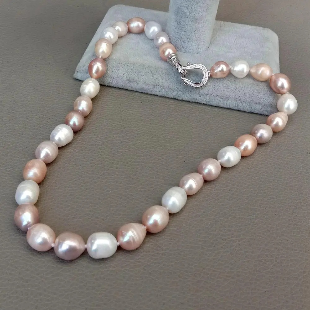 Necklace with colored pearls