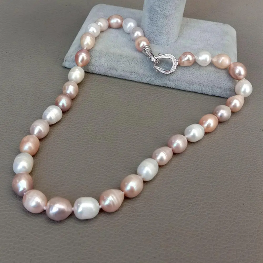 Necklace with colored pearls