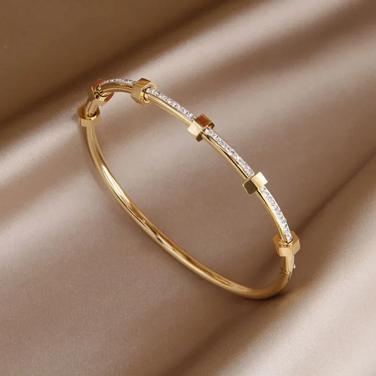Elegant Bracelet in Bright Gold